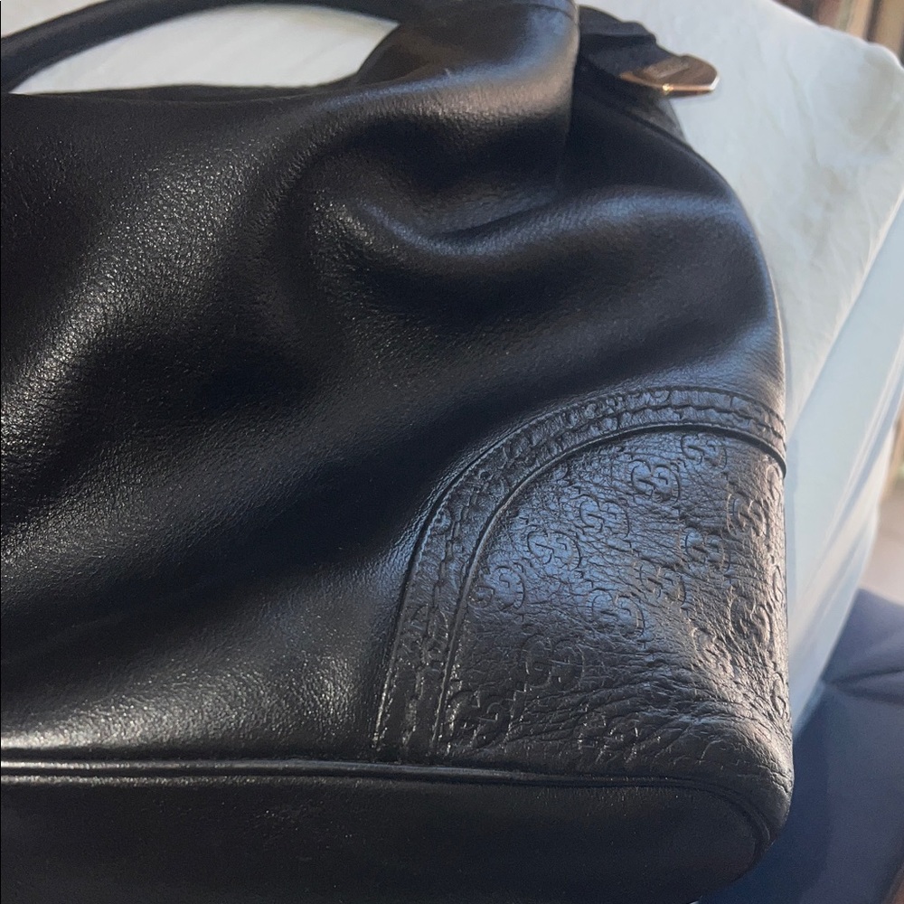 💯 Authentic Gucci Black Leather Shoulder Bag with Gold Details - Picture 8 of 13